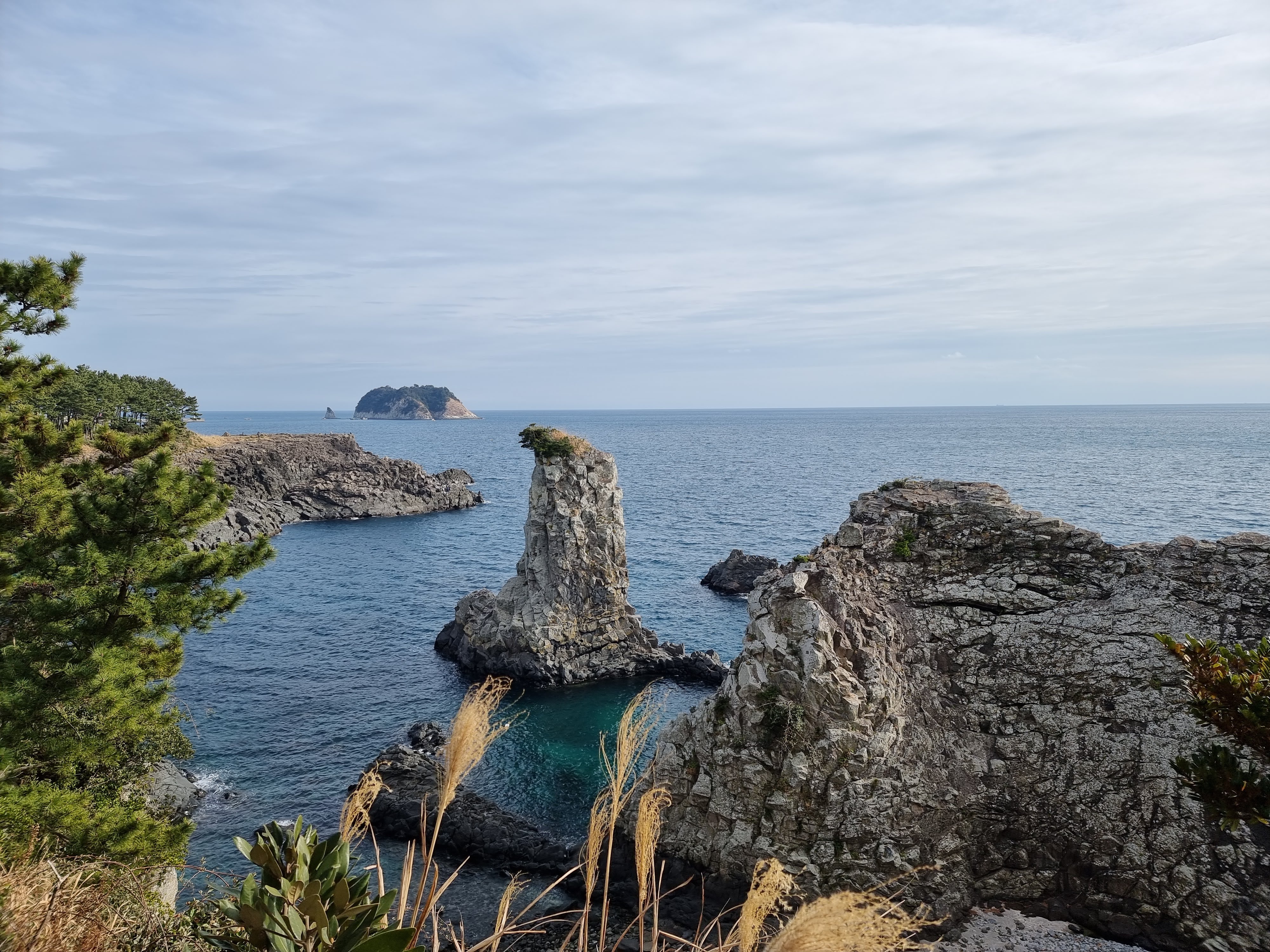 석양빛 바다와 멀리 보이는 섬
