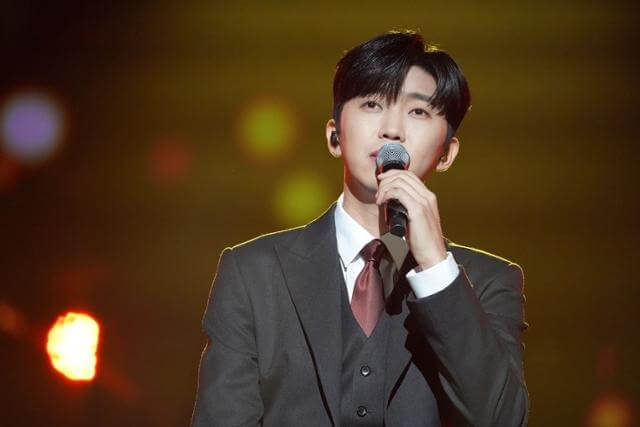 임영웅이-콘서트에서-노래를-부르고-있는-사진