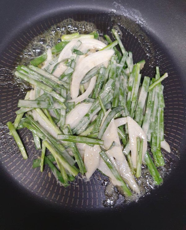 부추전 팬에 굽는 사진