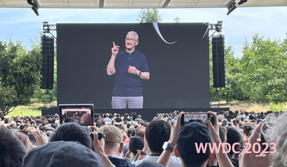 CEO 팀쿡이 WWDC 에서 제품 발표하는 사진