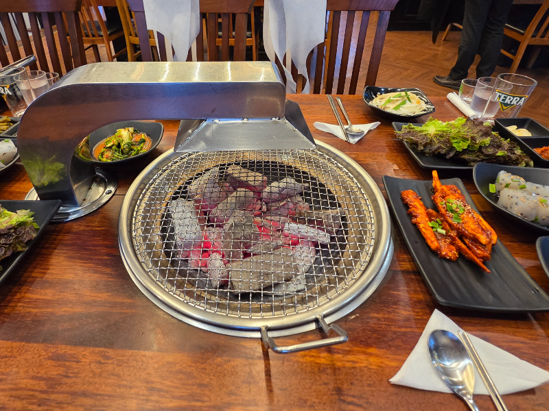 테이블 위에 숯불이 있다.