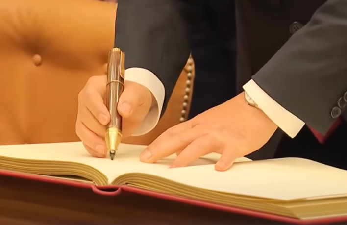 이재명 대통령이 사용한 만년필 모습