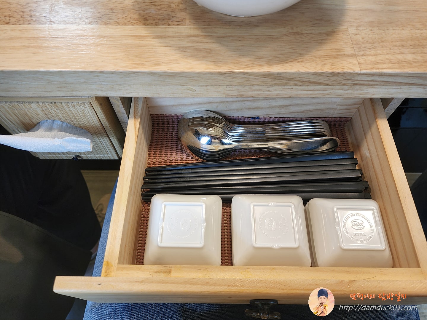 휴지와 수저 앞접시