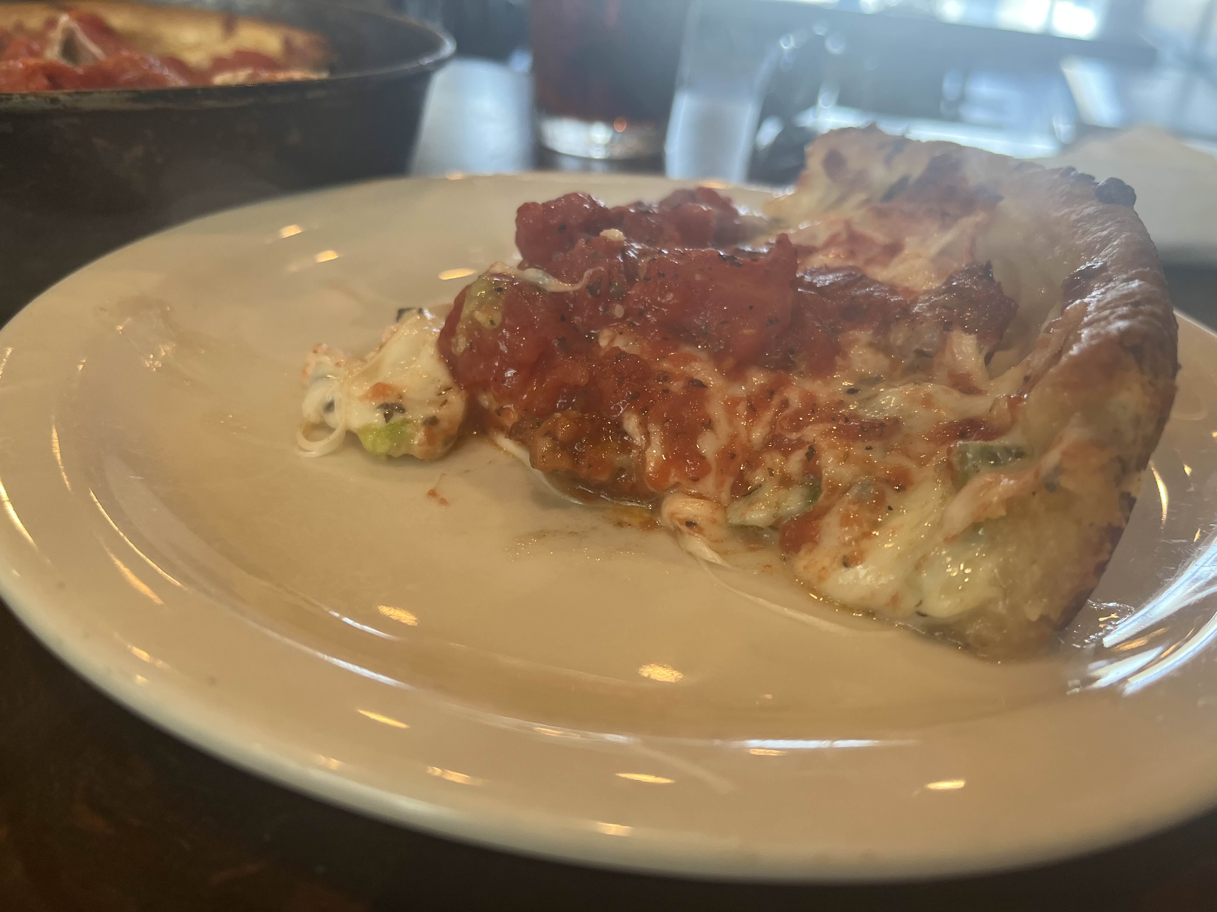 Rance's Chicago Pizza에서 먹은 pan pizza 입니다.