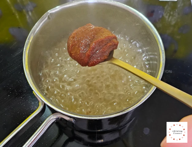 고추장찌개-육수 끓으면 고추장 한수저 풀기