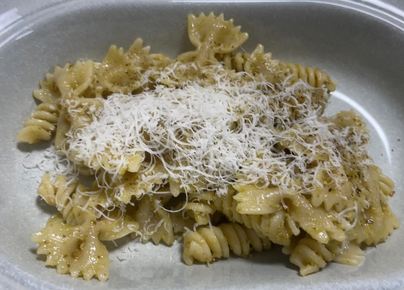 푸실리와 파르펠레로 만든 바질페스토 파스타