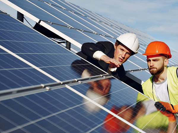 태양광-발전-패널-앞에서-작업설명을-하고있는-작업-책임자와-작업자