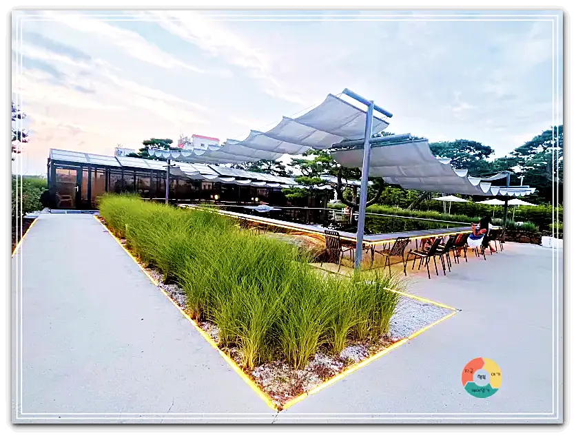 엔드투앤드_엔드투앤드_에필로그존4-중앙넓은사각형테이블-테이블안에얕은물-테이블중앙에-호수-소나무