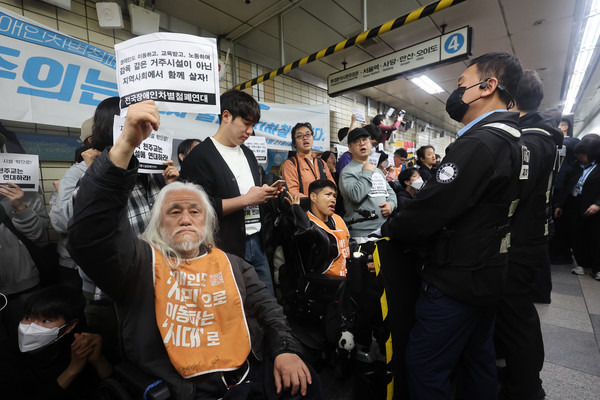 전국장애인차별철폐연대(전장연) 회원들이 21일 오전 서울 지하철 4호선 혜화역에서 제62차 '출근길 지하철 탑니다' 시위를 벌이고 있다. 전장연이 출근길 지하철 탑승 시위에 나서는 것은 지난해 4월 8일 이후 1년여 만이다. [연합뉴스]


출처 : 전국매일신문 - 전국의 생생한 뉴스를 &lsquo;한눈에&rsquo;(http://www.jeonmae.co.kr)