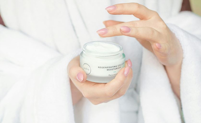 보습크림 들고있는 사진