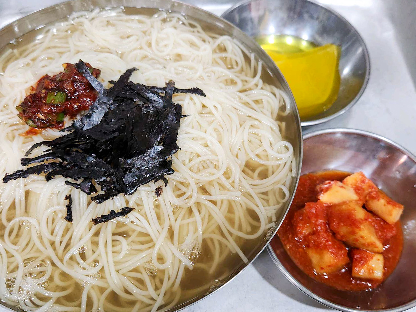 잔치국수와 단무지를 같이 먹는 사진