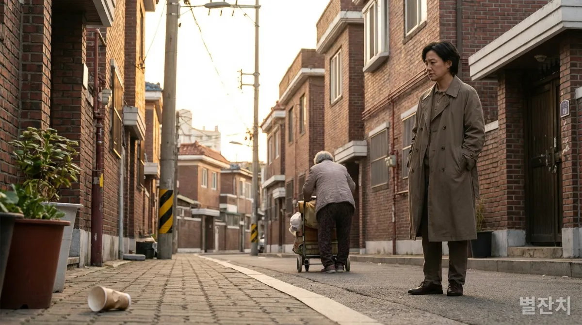 한국 주택가에서 주변을 관찰하며 도움을 필요로 하는 이들을 살펴보는 사람의 모습