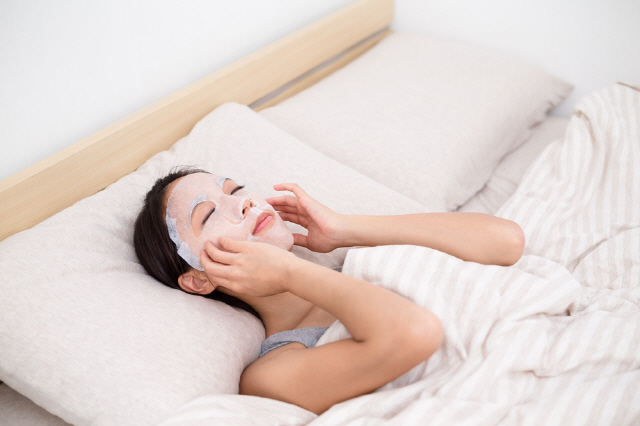 마스크팩을 오랜 시간 붙이고 있으면 오히려 피부가 건조해질 수 있다