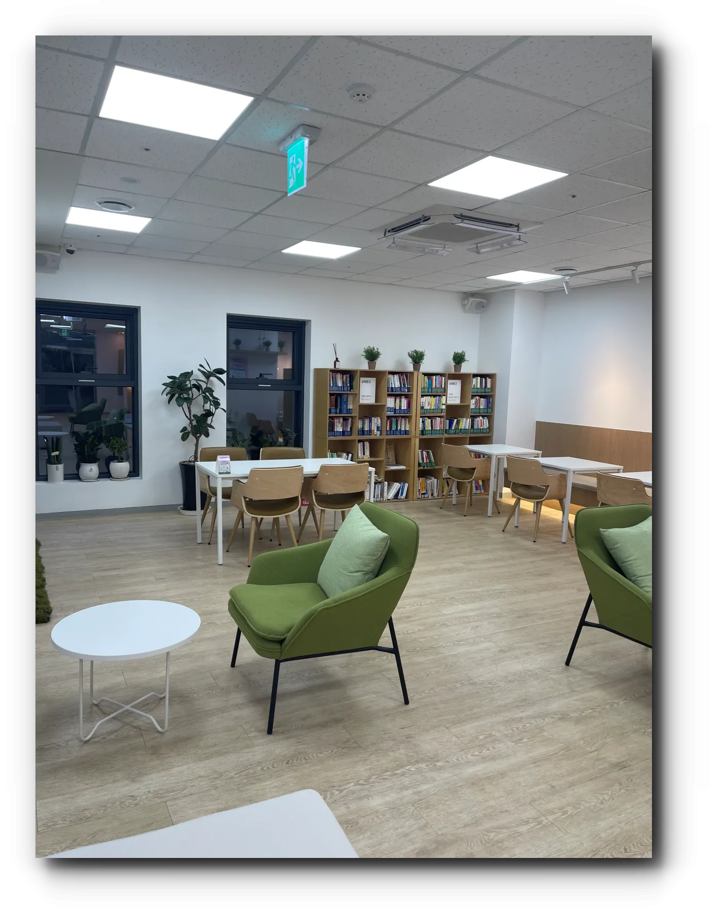 카페처럼-모던하고-깔끔해서-집중하기-좋은-오픈스페이스