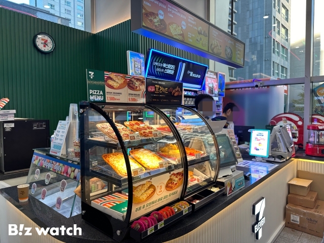 세븐일레븐 뉴웨이브 오리진점의 카운터와 푸드스테이션,