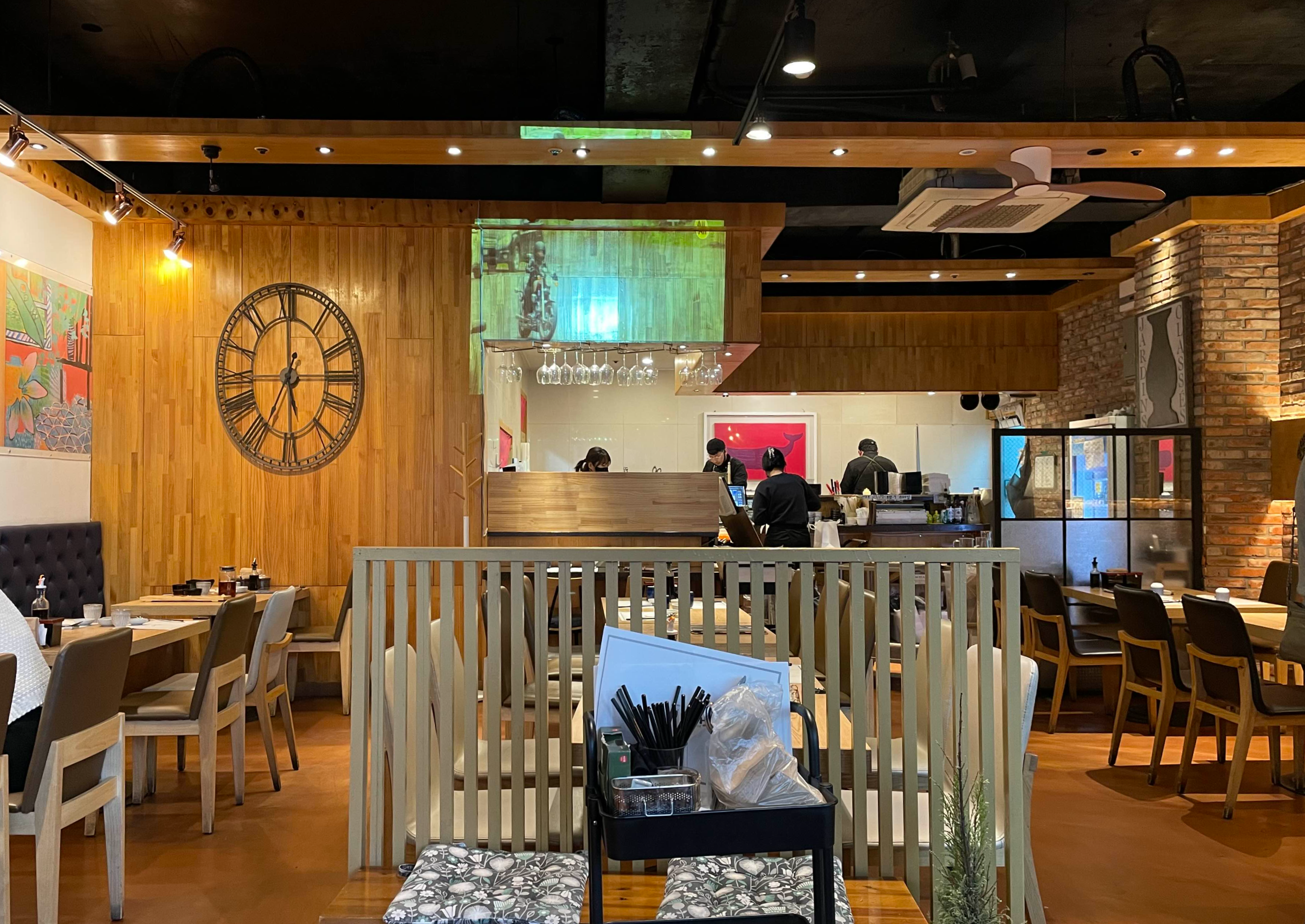 주황색_조명이_켜진_스시하마의_실내