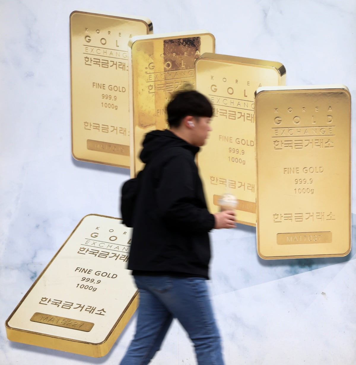 한 시민이 서울 종로 귀금속거리를 지나고 있다.