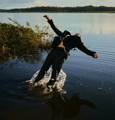 물로-추락하는-모습