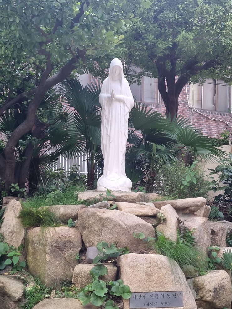 위 사진은 부산 봉래성당에 있는 "바뇌의 성모" 석상입니다.
