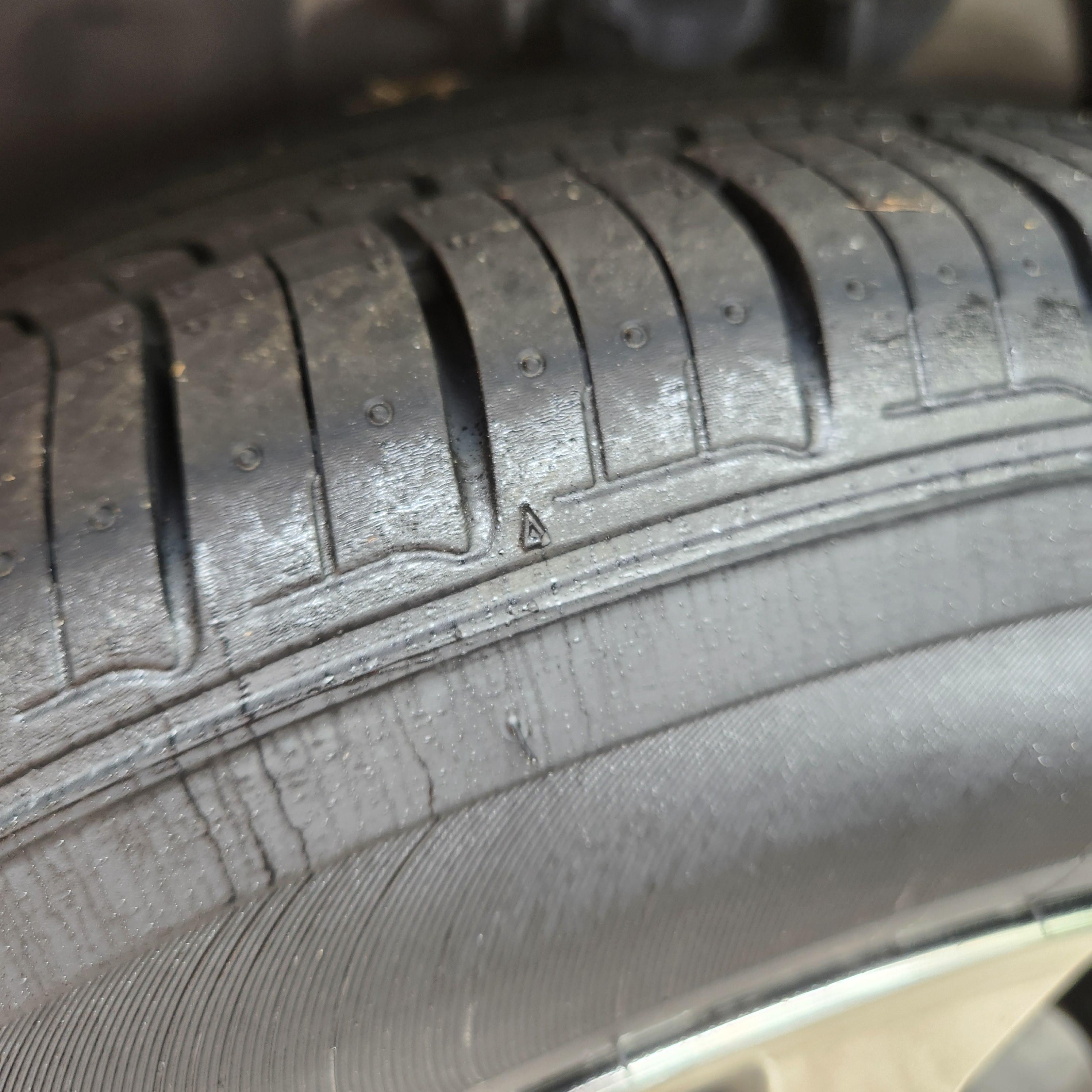 타이어 마모 한계선을 가리키는 삼각형 화살표