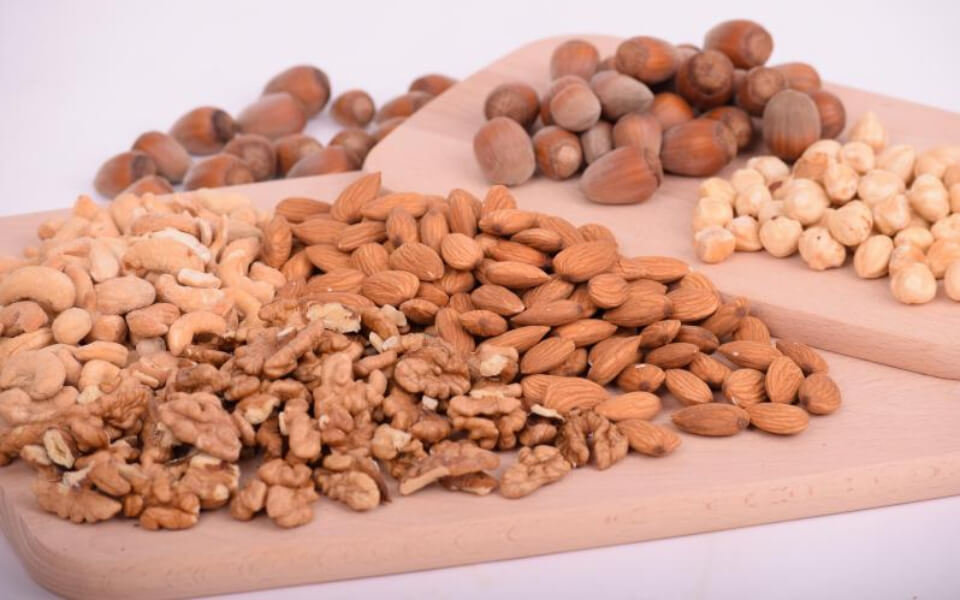도마 위에 다양한 견과류가 올려져 있는 사진