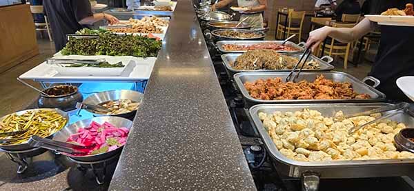 튀김,잡채,제육 고기류 반찬들