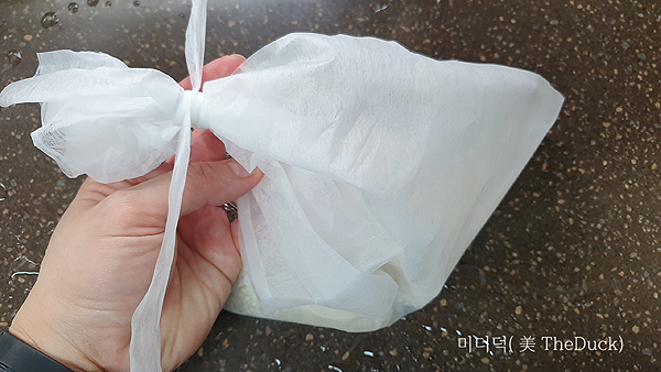 불린찹쌀을 대형 육수팩에 넣고 입구를 여며주세요