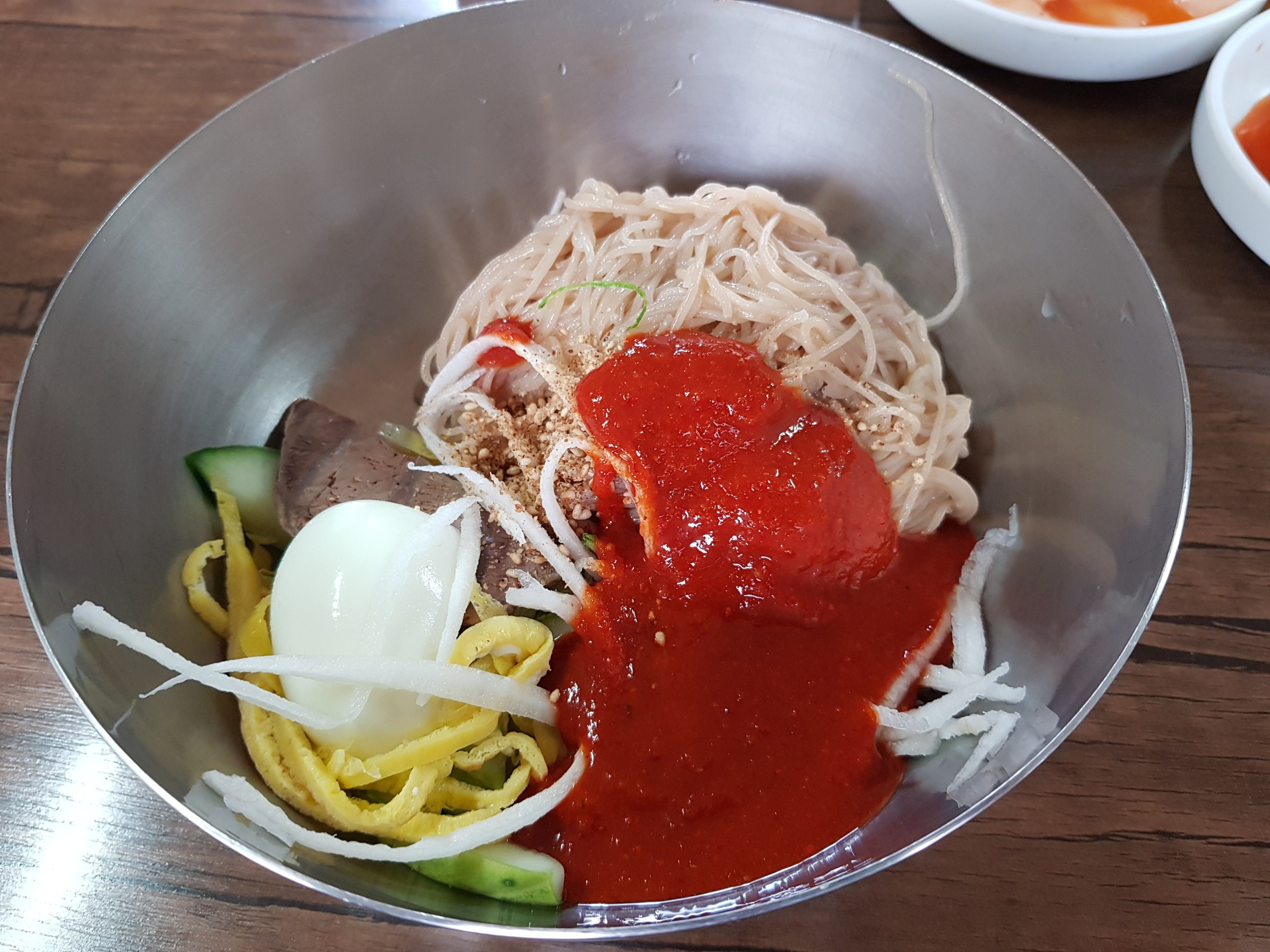 충주 삼정면옥 메밀 비빔냉면 붉은 양념 오이 지단 편육 삶은달걀