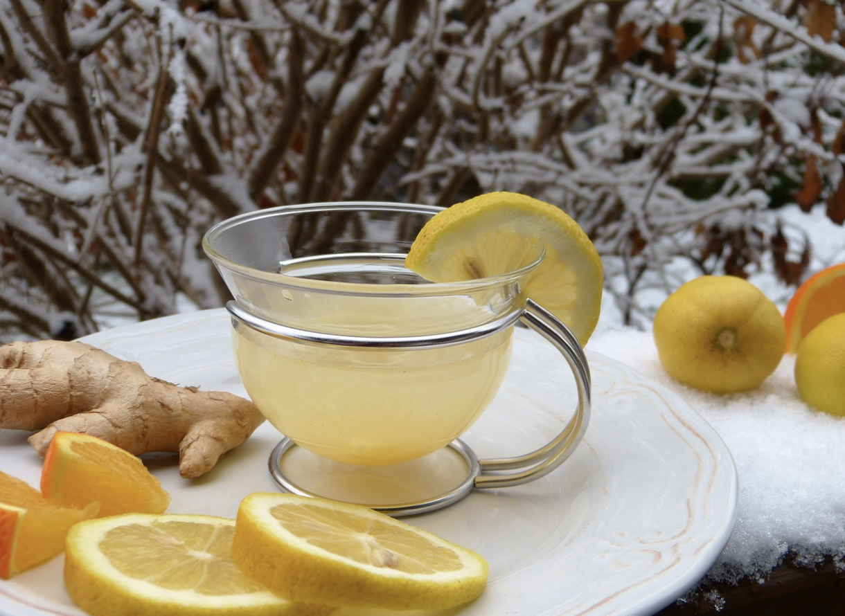 감기에 좋은 레몬생강차가 테이블 위에 놓여져있다
