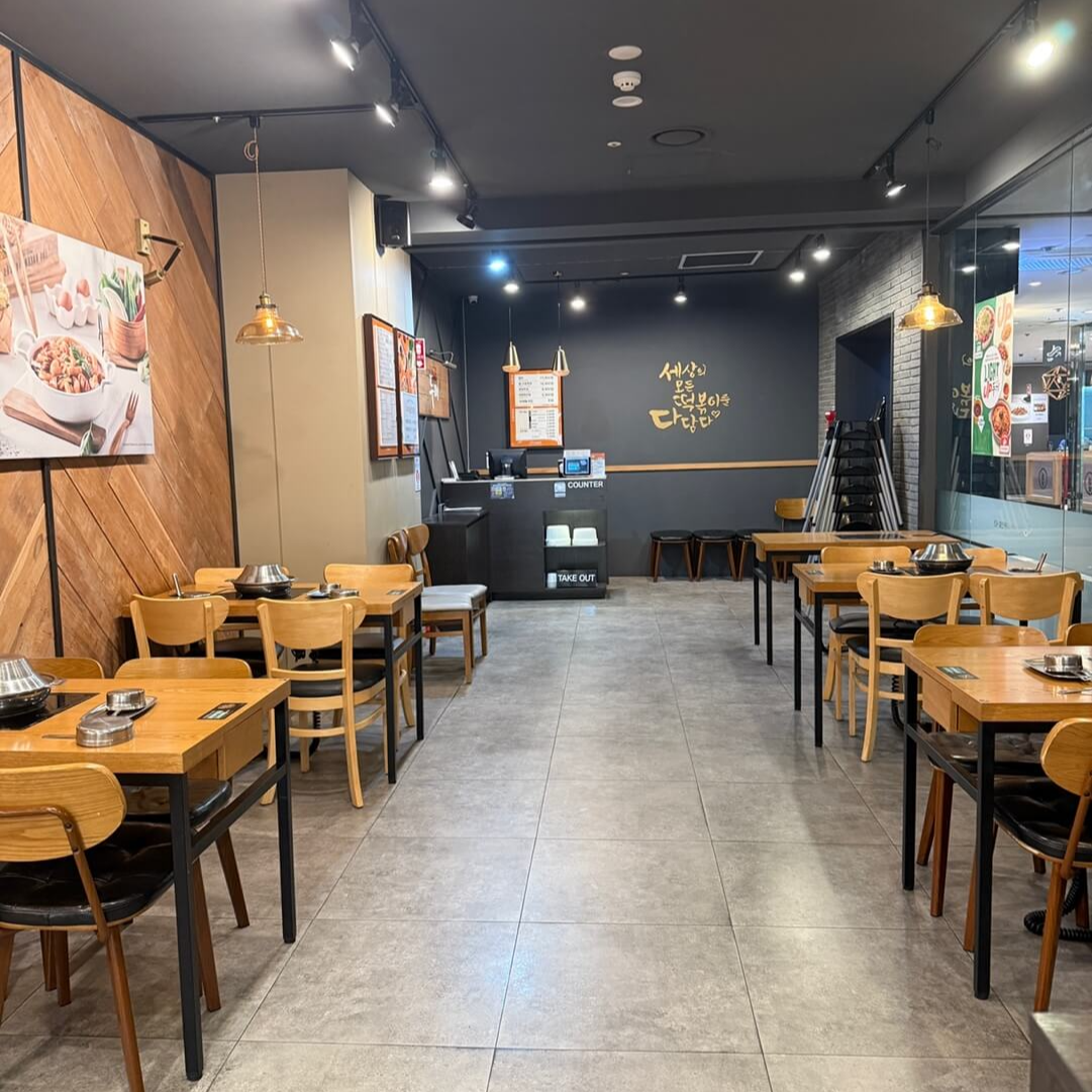 야탑 NC백화점 두끼떡볶이 매장 내부 좌석 분위기