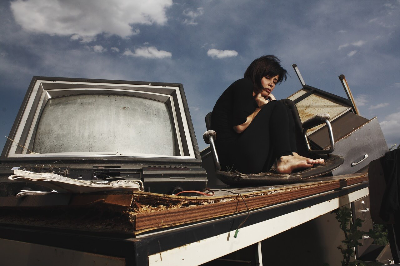 추위에 떠는 여성