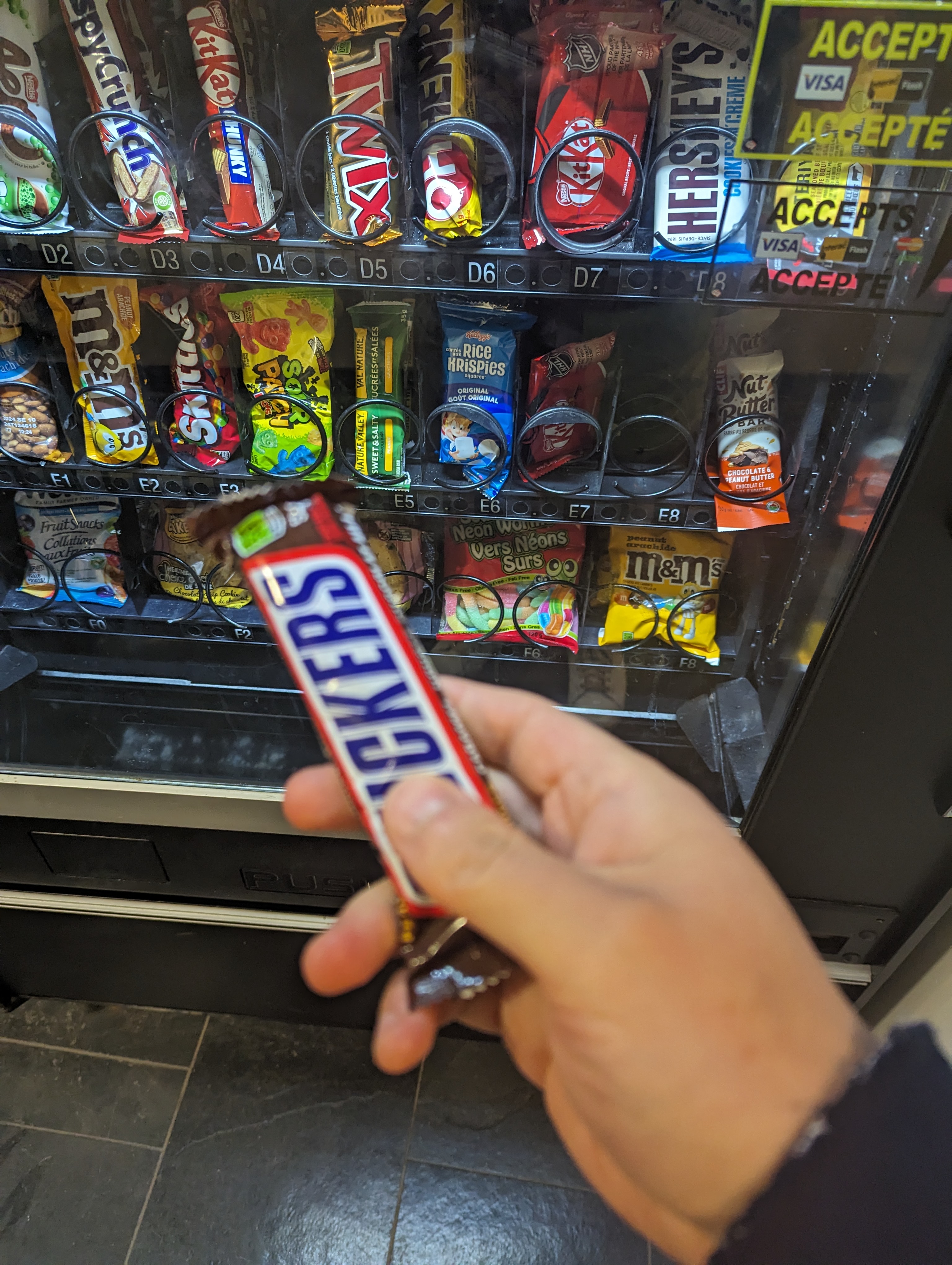 스니커즈를 뽑은 모습