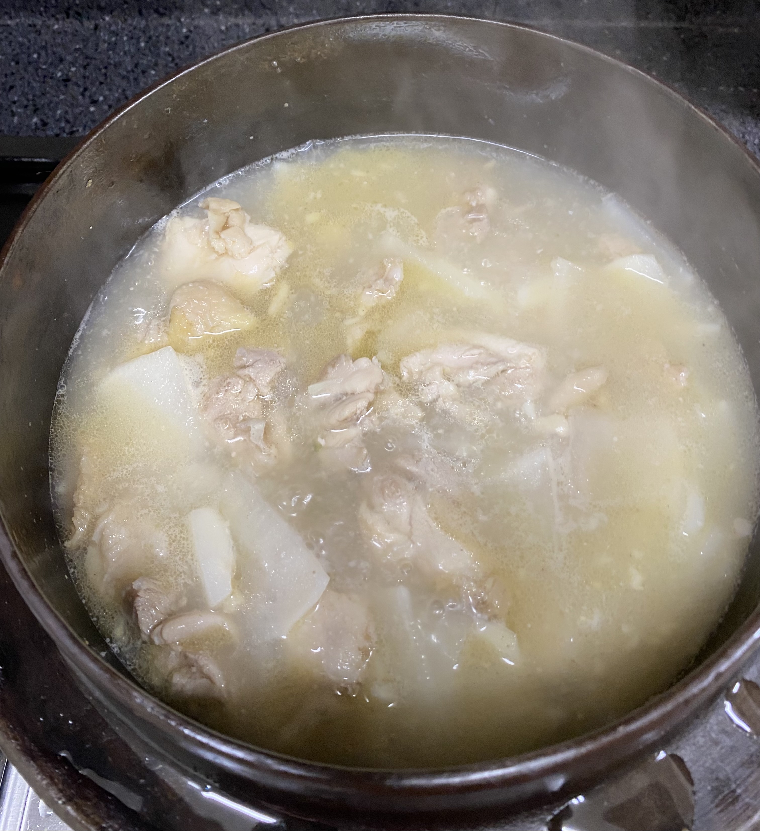닭곰탕 끓이는 모습