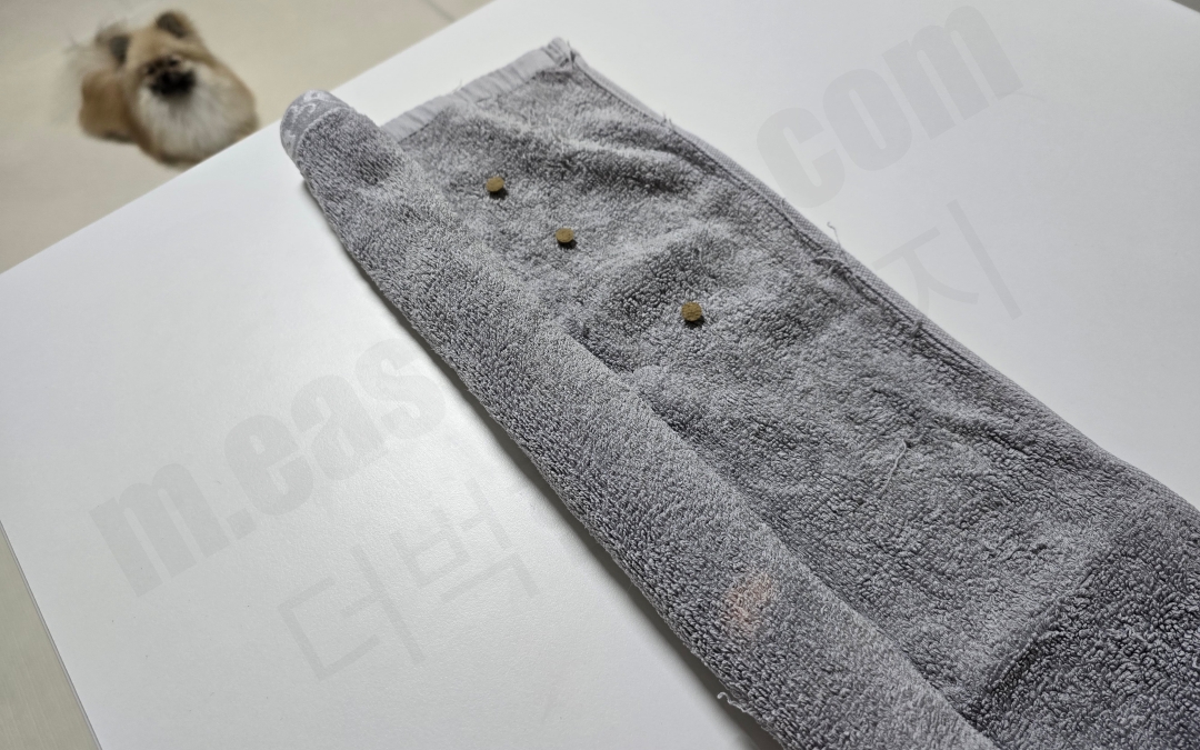 간식을 뿌린 수건을 돌돌 말아둔 모습