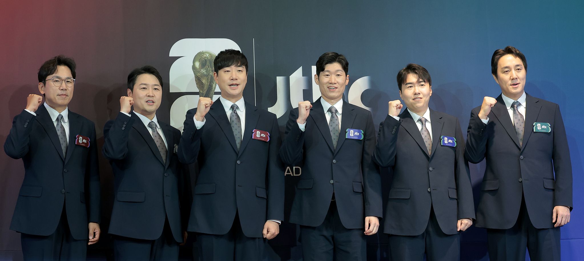 2026 북중미 월드컵 중계 보는 법 총정리｜TV&middot;모바일&middot;무료 시청 방법까지 전 세계 축구 팬들이 기다리는 2026 FIFA 북중미 월드컵이 드디어 다가오고 있습니다. 대한민국 축구 국가대표팀 역시 본선 무대를 밟게 되면서 국내 팬들의 관심도 뜨거워지고 있는데요. 하지만 막상 월드컵이 시작되면 &amp;quot;어디서 중계를 보지?&amp;quot; &amp;quot;무료로 볼 수 있을까?&amp;quot; &amp;quot;휴대폰으로 시청할 수 있나?&amp;quot; 라는 궁금증이 생기기 마련입니다. 오늘은 2026 월드컵 중계를 가장 편하게 보는 방법을 정리해보겠습니다. 2026 월드컵은 언제 열릴까? 2026 FIFA 북중미 월드컵은 개막일 : 2026년 6월 11일 결승전 : 2026년 7월 19일 까지 진행됩니다. 이번 대회는 미국&amp;#44; 캐나다&amp;#44; 멕시코가 공동 개최하며&amp;#44; 사상 처음으로 48개국이 참가하는 월드컵으로 열립니다. 국내 TV 중계는 어디서 볼 수 있을까? 아직 FIFA와 국내 방송사의 최종 중계권 계약이 모두 공개되지는 않았지만&amp;#44; 역대 월드컵 사례를 보면 다음 방송사들이 중계를 맡을 가능성이 높습니다. 예상 중계 방송사 KBS MBC SBS 2022 카타르 월드컵 역시 지상파 3사가 공동 중계를 진행했습니다. 따라서 TV만 있다면 별도의 추가 비용 없이 월드컵을 시청할 수 있을 가능성이 큽니다. 스마트폰으로 보는 방법 요즘은 TV보다 모바일 시청을 선호하는 팬들도 많습니다. 월드컵 모바일 중계는 보통 다음 플랫폼을 통해 제공됩니다. 모바일 시청 플랫폼 방송사 공식 앱 OTT 서비스 스포츠 중계 앱 특히 대한민국 경기의 경우 실시간 채팅과 하이라이트 기능까지 제공되는 경우가 많습니다. 출퇴근길이나 여행 중에도 편하게 응원할 수 있다는 장점이 있습니다. OTT로 월드컵 보기 최근 스포츠 중계의 중심은 OTT로 이동하고 있습니다. 국내에서는 다음과 같은 플랫폼들이 후보로 거론됩니다. OTT 중계 가능 플랫폼 웨이브(Wavve) 쿠팡플레이 티빙(TVING) 다만 중계권 계약에 따라 실제 제공 여부는 달라질 수 있으므로 대회 개막 전 반드시 확인하는 것이 좋습니다. 무료 시청도 가능할까? 네&amp;#44; 가능합니다. 지상파 방송이 중계를 맡는다면 누구나 무료로 시청할 수 있습니다. 무료 시청 방법 TV 지상파 방송 방송사 공식 홈페이지 방송사 모바일 앱 별도의 유료 가입 없이도 대한민국 대표팀 경기를 응원할 수 있는 셈입니다. 해외에서 월드컵 보는 방법 해외 거주 중인 경우에는 국가별 공식 중계 플랫폼을 이용하면 됩니다. 대표적인 해외 중계사는 다음과 같습니다. 해외 주요 중계사 미국 : FOX Sports 영국 : BBC&amp;#44; ITV 일본 : NHK&amp;#44; TV Asahi 거주 국가에 따라 중계 채널이 달라질 수 있으니 사전에 확인하는 것이 중요합니다. 대한민국 경기 알림 설정하는 법 월드컵은 대부분 새벽 시간대에 열릴 가능성이 높습니다. 놓치지 않기 위해서는 알림 설정을 추천합니다. 알림 설정 방법 스마트폰 캘린더 등록 스포츠 앱 알림 설정 포털 경기 일정 구독 특히 대한민국 경기만 따로 등록해두면 편리하게 응원할 수 있습니다. 월드컵을 더 재미있게 즐기는 팁 월드컵은 혼자 보는 것도 좋지만 함께 즐길 때 더욱 재미있습니다. 추천 방법은 다음과 같습니다. 가족과 함께 TV 시청 친구들과 응원 모임 치킨과 야식 준비 거리응원 참여 응원 유니폼 착용 특히 대한민국 대표팀 경기 날에는 전국 곳곳에서 뜨거운 응원 열기를 느낄 수 있을 것으로 기대됩니다. 마무리 2026 북중미 월드컵은 역대 최대 규모로 펼쳐지는 만큼 중계 방식도 더욱 다양해질 전망입니다. TV&amp;#44; 모바일&amp;#44; OTT 등 자신의 생활 패턴에 맞는 방법을 미리 준비해두면 대한민국 대표팀의 소중한 순간을 놓치지 않고 함께할 수 있습니다. 손흥민과 태극전사들이 만들어갈 새로운 월드컵의 역사를&amp;#44; 가장 편한 방법으로 즐겨보시기 바랍니다. SEO 키워드 월드컵 중계 보는 법&amp;#44; 2026 월드컵 중계&amp;#44; 월드컵 무료 시청&amp;#44; 대한민국 축구 중계&amp;#44; 월드컵 OTT&amp;#44; 월드컵 모바일 시청&amp;#44; 월드컵 TV 중계&amp;#44; 북중미 월드컵 중계&amp;#44; 손흥민 경기 중계&amp;#44; 월드컵 시청 방법
