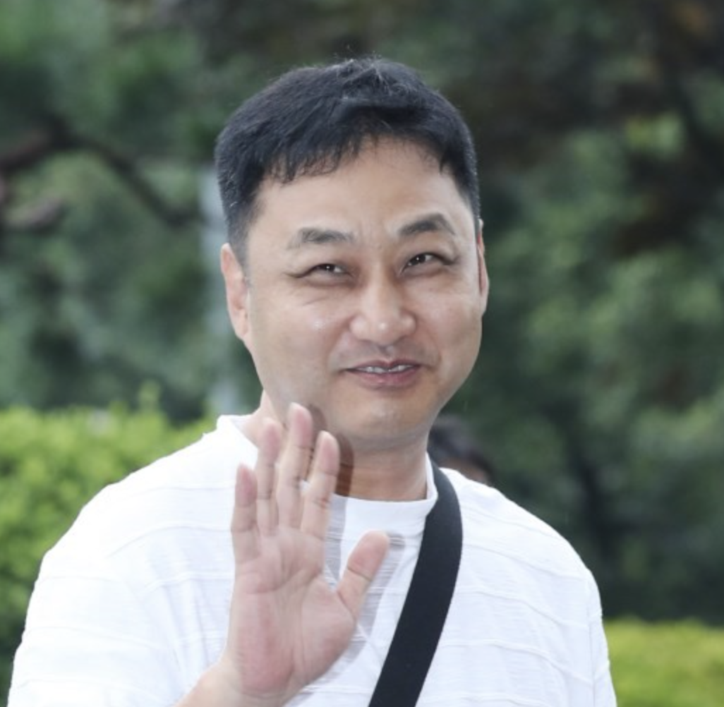 김수용 손인사