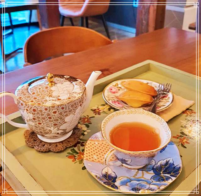 고흥 바닷가 마을 맛집 낮은 돌담 한옥 카페 디저트 구움 과자