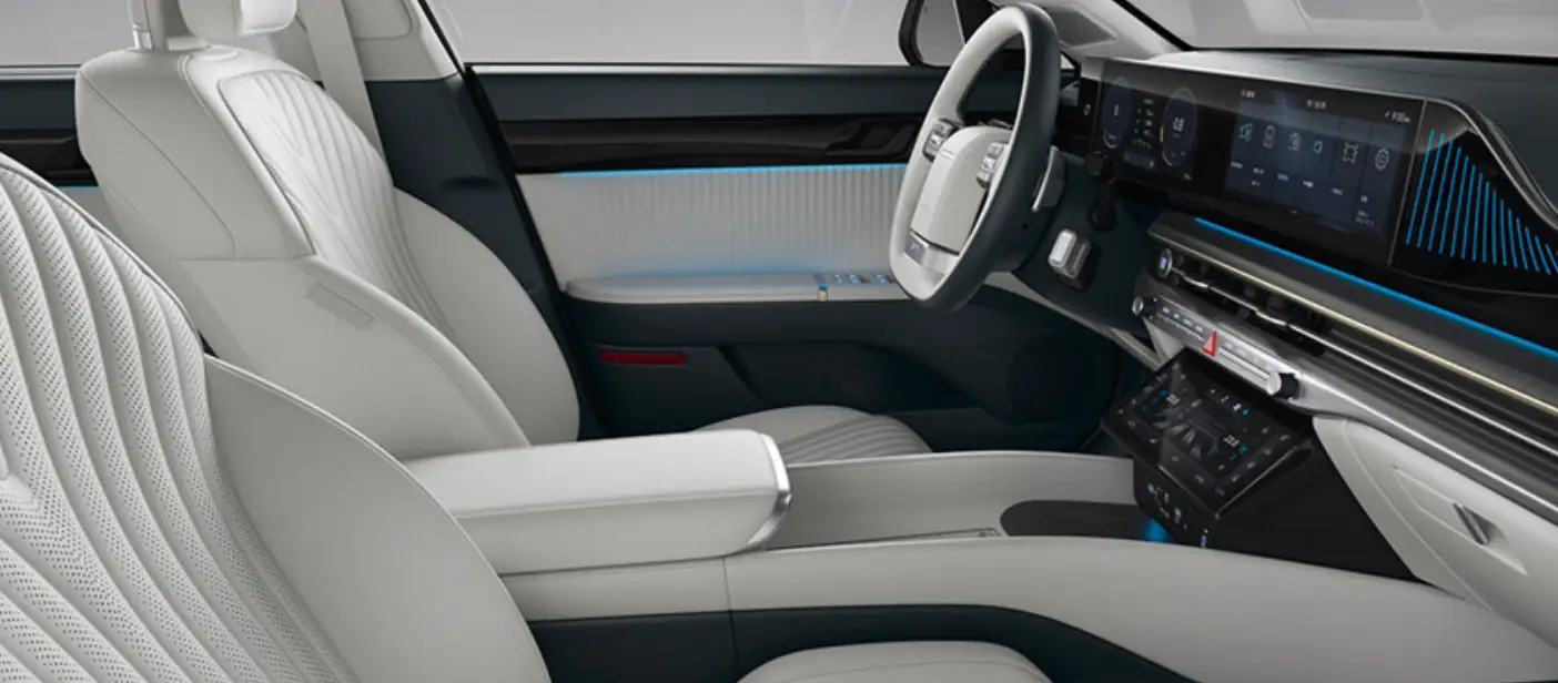 흰색 자동차 안 흰색 자동차 시트 앞쪽 흰색 핸들