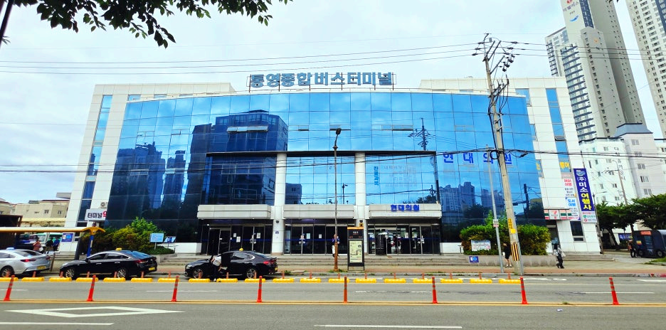 통영종합버스터미널 건물 외부 모습 (정면)