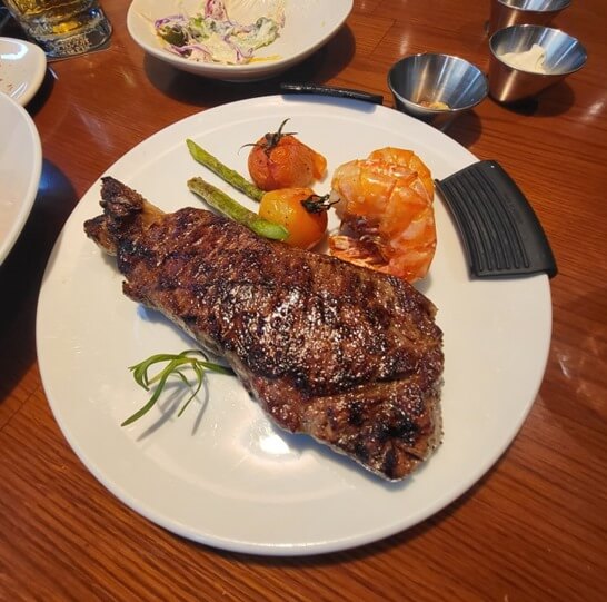 스테이크-새우-토마토-아스파라거스