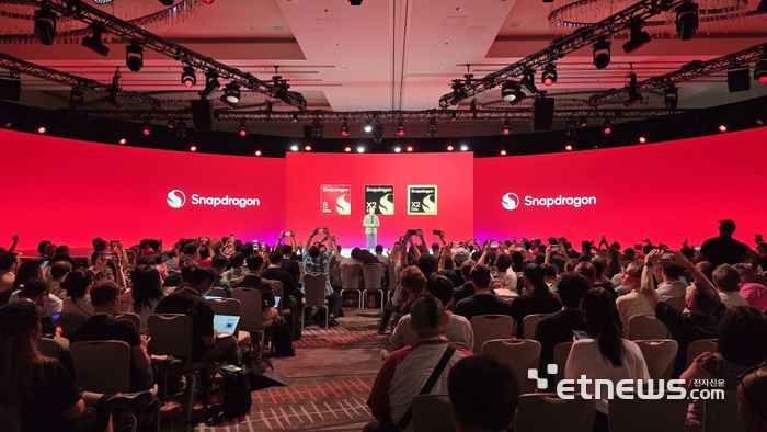 알렉스 카투지안 퀄컴 수석부사장이 24일(현지시간) 미국 하와이주 마우이에서 열린 '스냅드래곤 서밋 2025'에서 '스냅드래곤8 엘리트 5세대'를 공개하고 있다.
