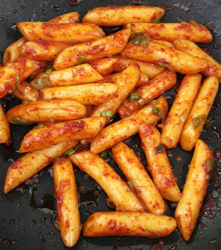 한국의 떡 종류 기름떡볶이-달군 팬에 기름 넣고 약불에 볶아준다.