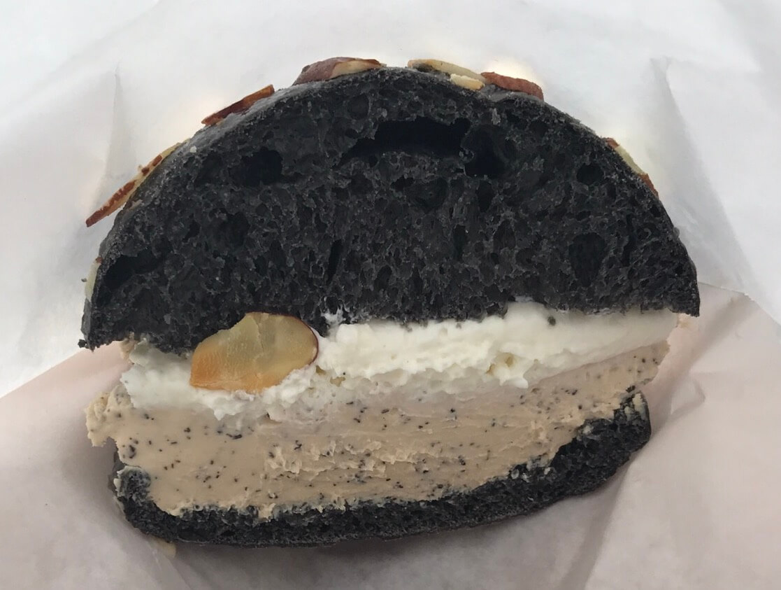 얼그레이 생크치를 빵에 샌드한 메뉴입니다.