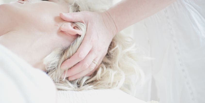 목마사지를 하고 있다