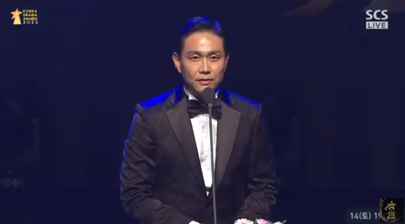 배우 오정세가 14일 경남 진주시 경남문화예술회관에서 열린 &#39;2023 코리아드라마어워즈&#39;에서 남자 최우수연기상을 수상한 후 소감을 전하고 있다. [사진=유튜브 캡처]