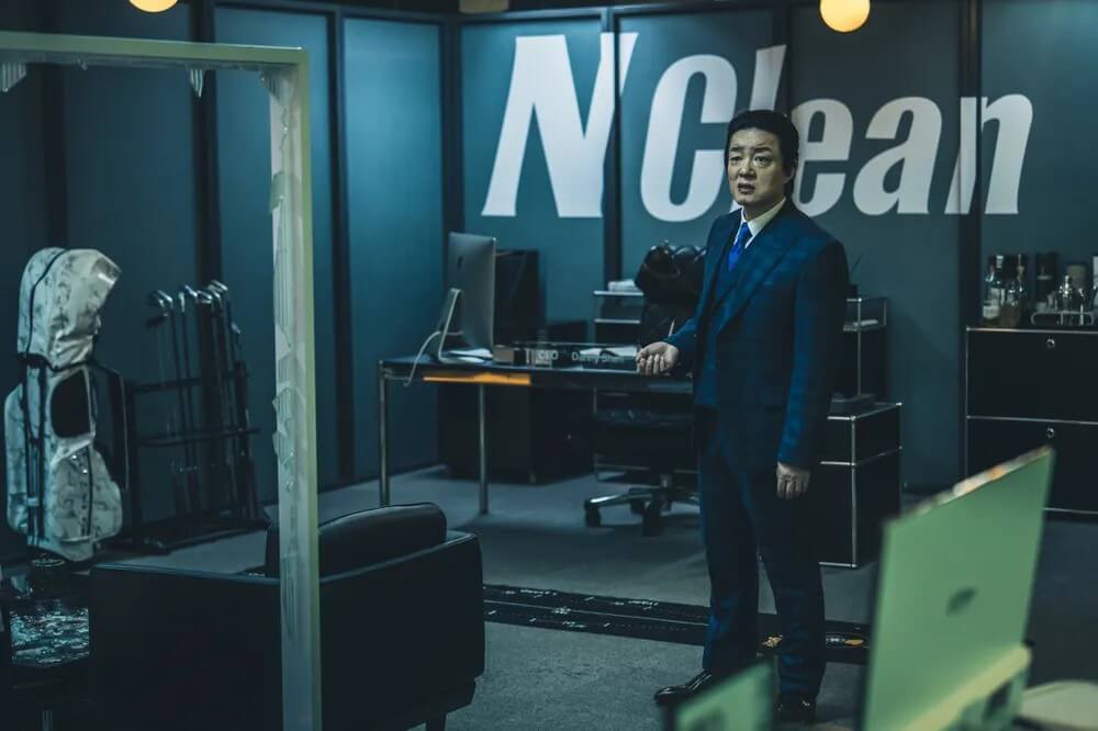 넷플릭스 광장의 이범수의 홍보 포스터입니다. 심성원역을 연기하게 되었습니다.