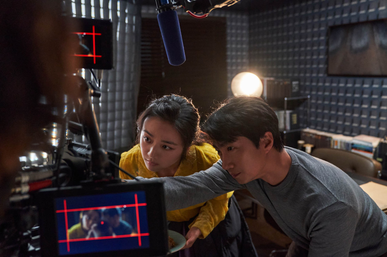 탕웨이 배우와 박해일 배우가 카메라를 정면으로 바라보는 모습을 카메라가 찍는 장면