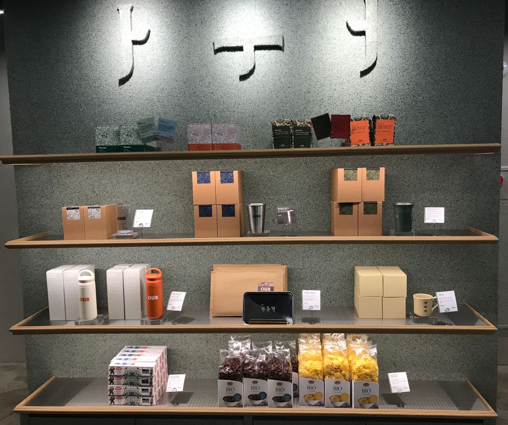 아우어 굿즈 코너에 있는 유리컵, 스테인리스컵, 텀블러, 머그컵입니다.