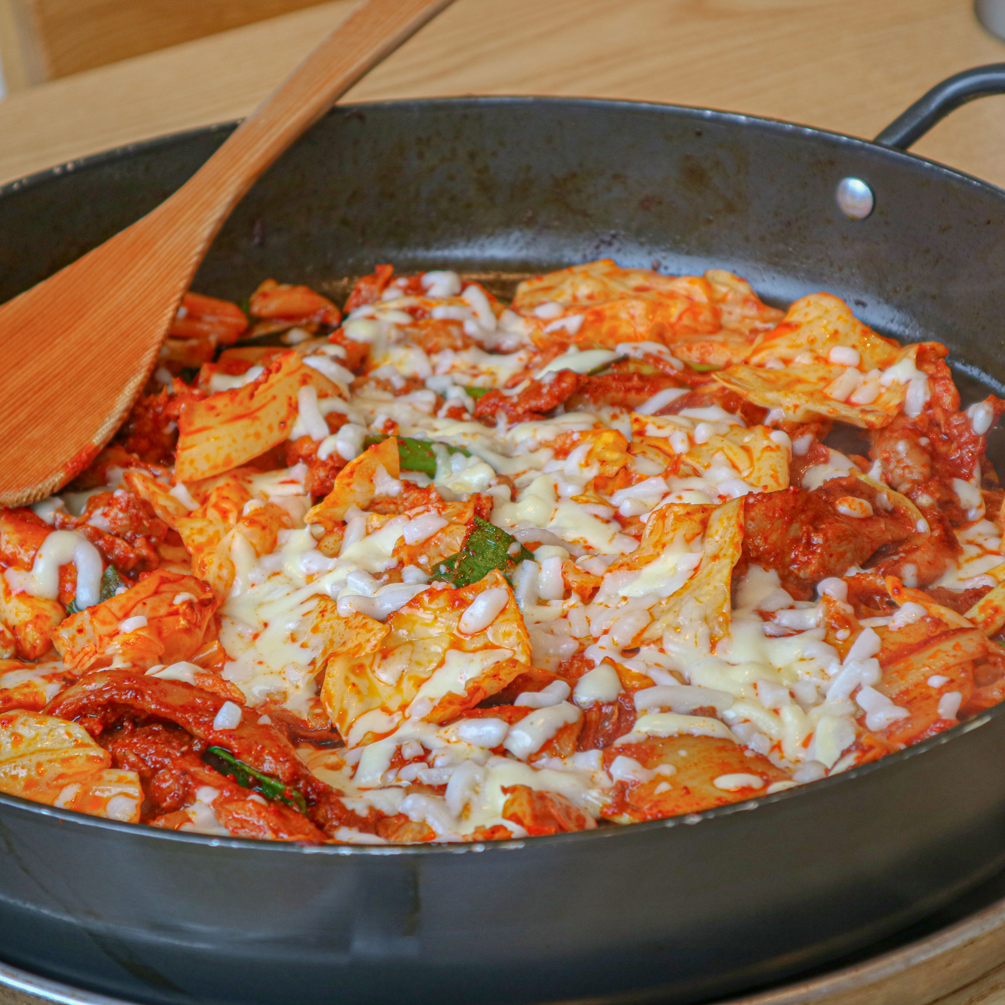 야채가 들어가 있는 치즈 닭갈비 보정 후