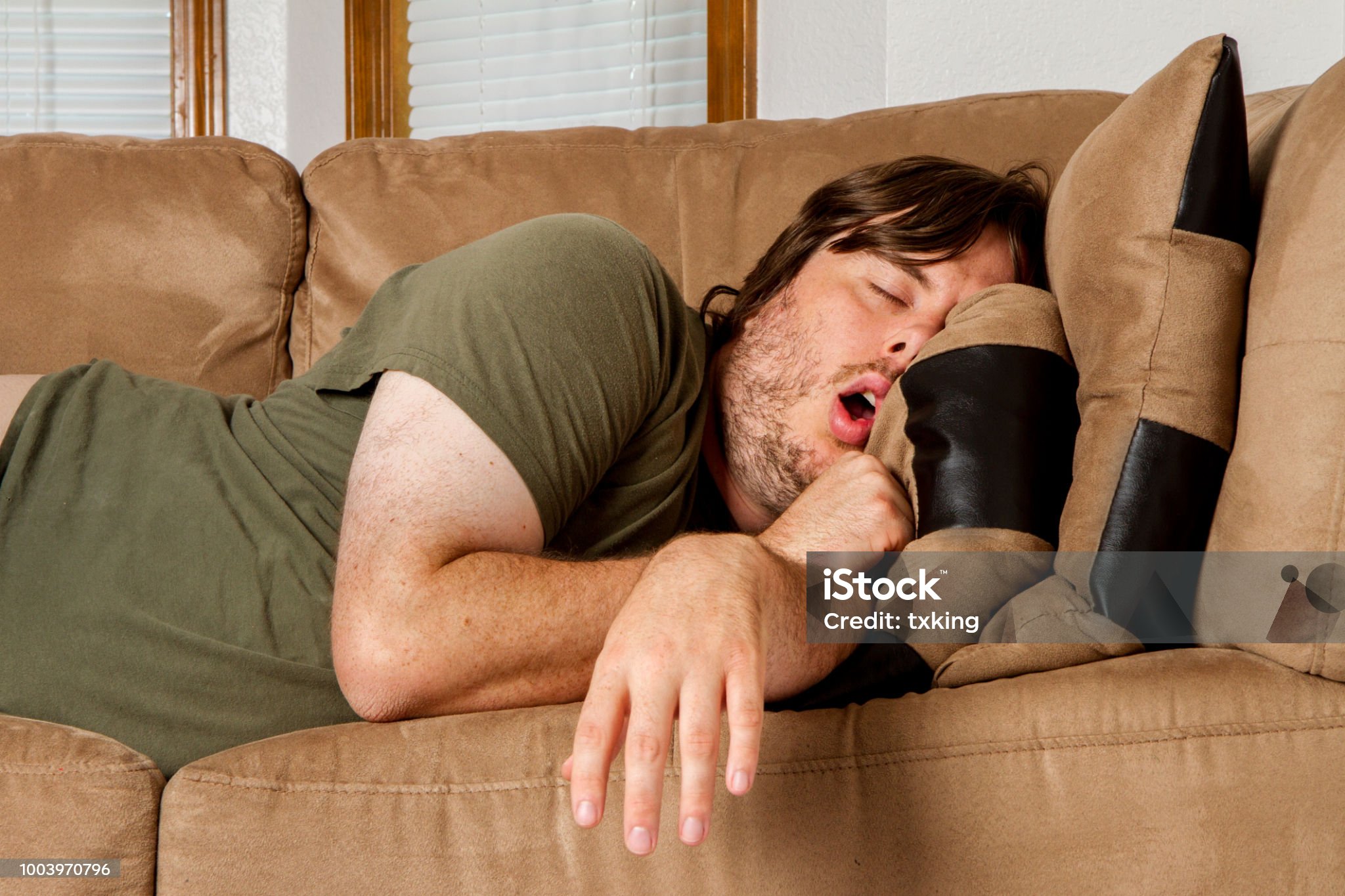 게으른 남자가 쇼파에서 자고있는 모습